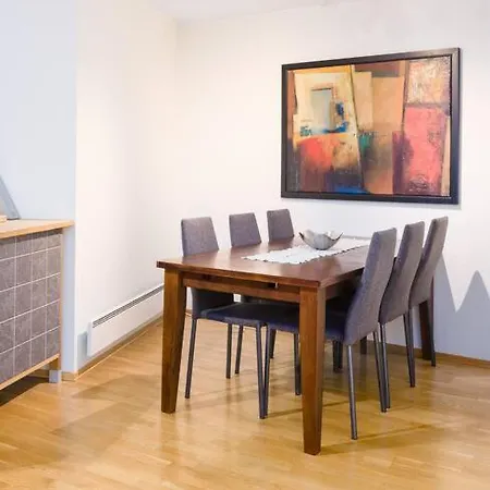 شقة Spacious, Modern Apt, Central Location, Sleeps 7 *