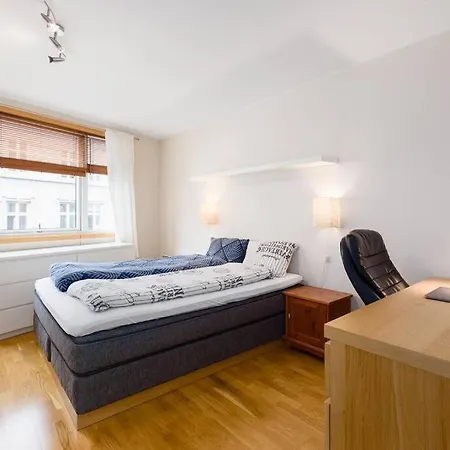 Spacious, Modern Apt, Central Location, Sleeps 7 شقة