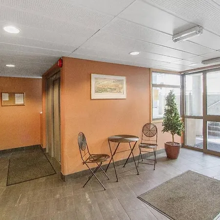 Spacious, Modern Apt, Central Location, Sleeps 7 *