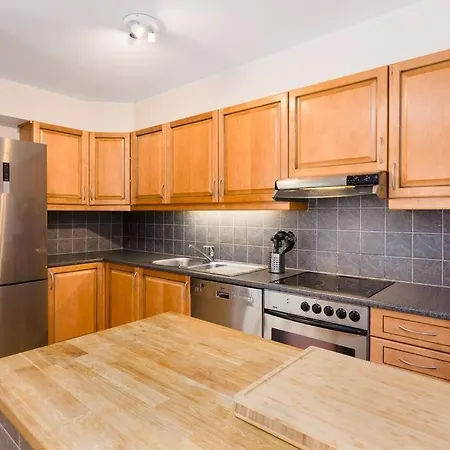 شقة Spacious, Modern Apt, Central Location, Sleeps 7 *