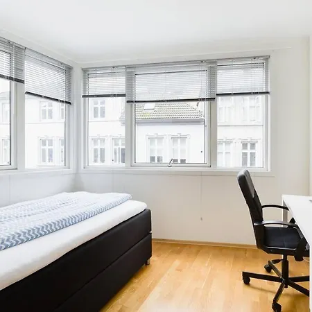 شقة Spacious, Modern Apt, Central Location, Sleeps 7 *