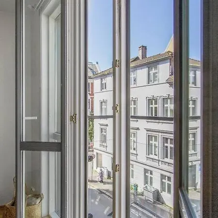 Spacious, Modern Apt, Central Location, Sleeps 7