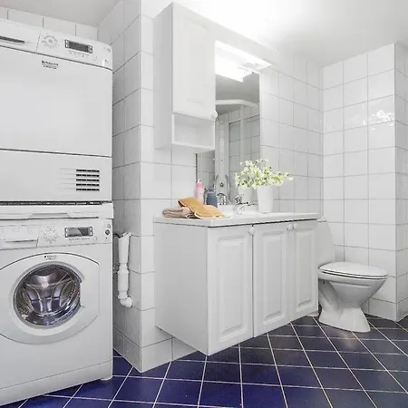 Spacious, Modern Apt, Central Location, Sleeps 7 *